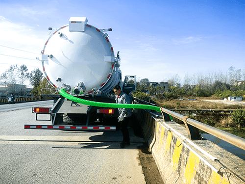 HOWO TANK TRUCK WITH VACUUM PUMP-1