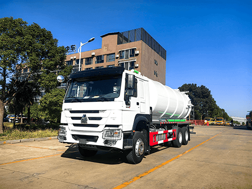 HOWO TANK TRUCK WITH VACUUM PUMP-3
